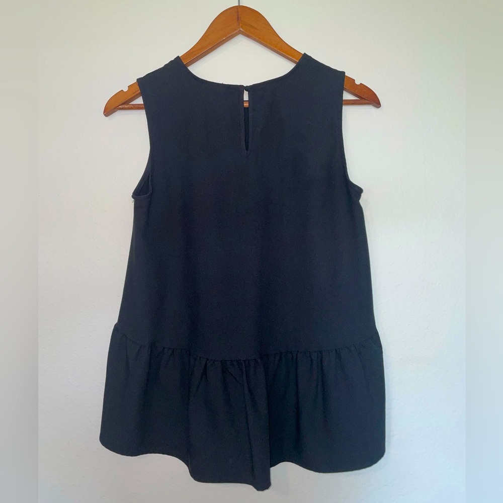 WHO WHAT WEAR Black Sleeveless Long Ruffled Tank Top Blouse keyhole back EUC
